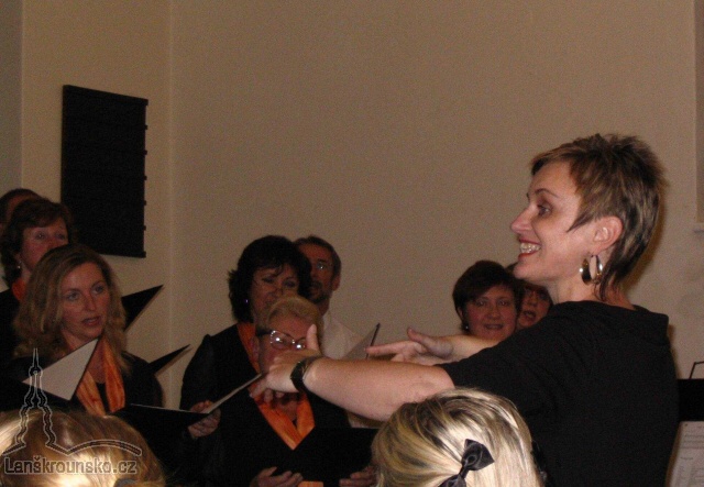 08_S nadsenim diriguje Vladimira Jetmarova.jpg
